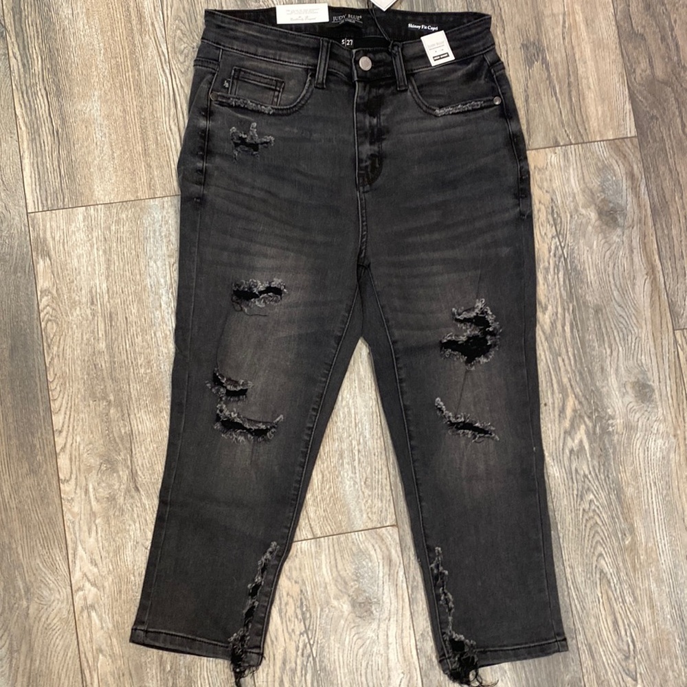 Judy Blue, torn capris black (BELOW wholesale price)